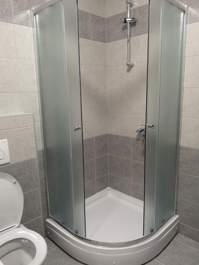Apartman Gaga Lukavica Buitenkant foto